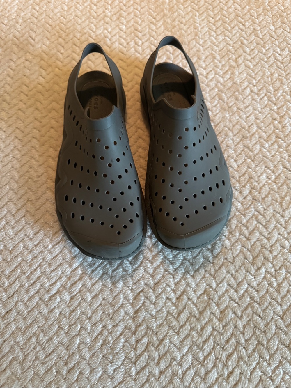 CROCS Men’s Grey Swiftwater Wave Sandals Size 5